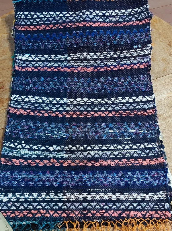 Lupatu deķitis, 50x 122 cm , tekstilmateriāla strēmeles, kokvilna, lina diegi, var mazgāt 